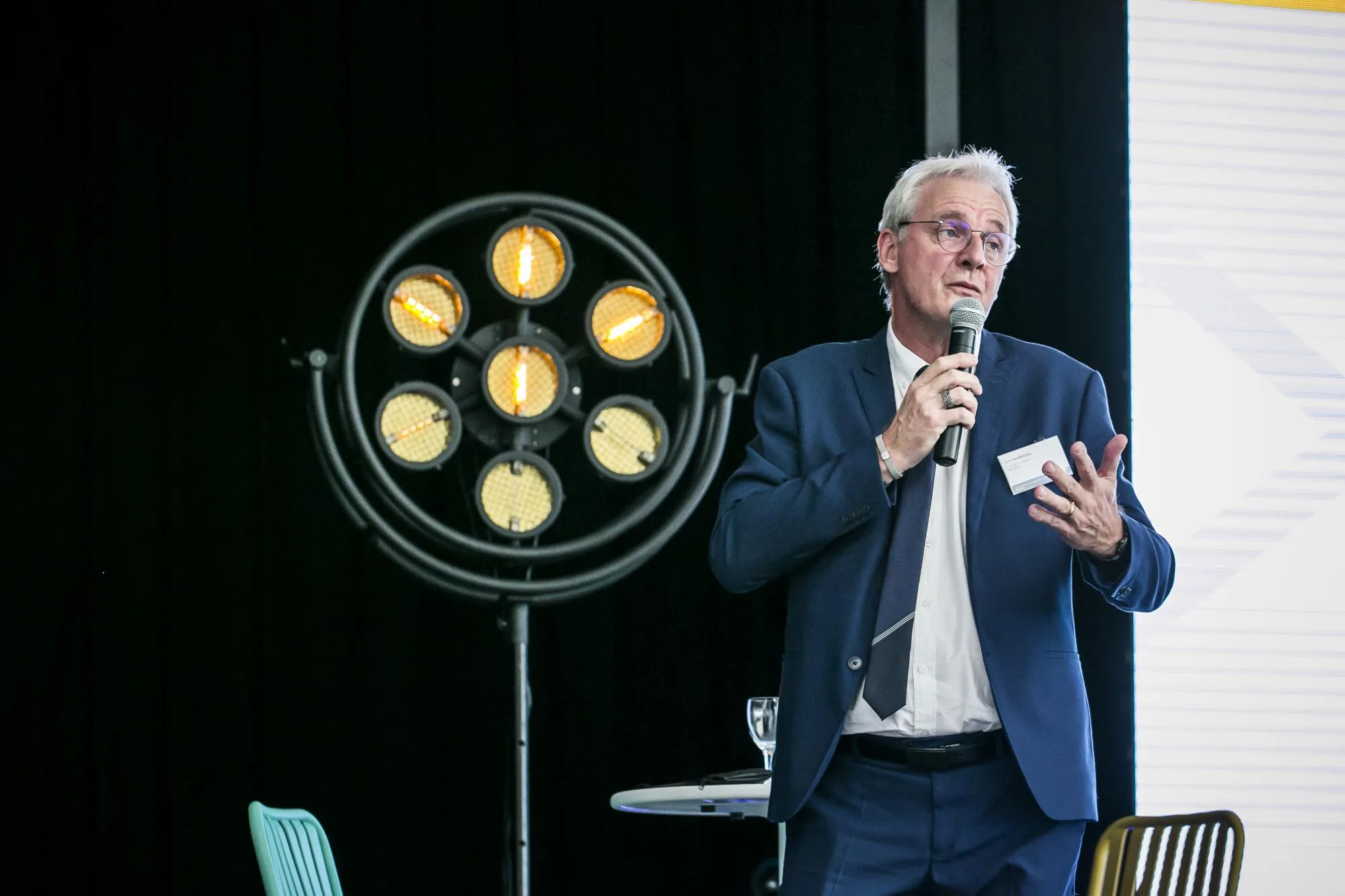 Moment d'échange pendant un événement professionnel