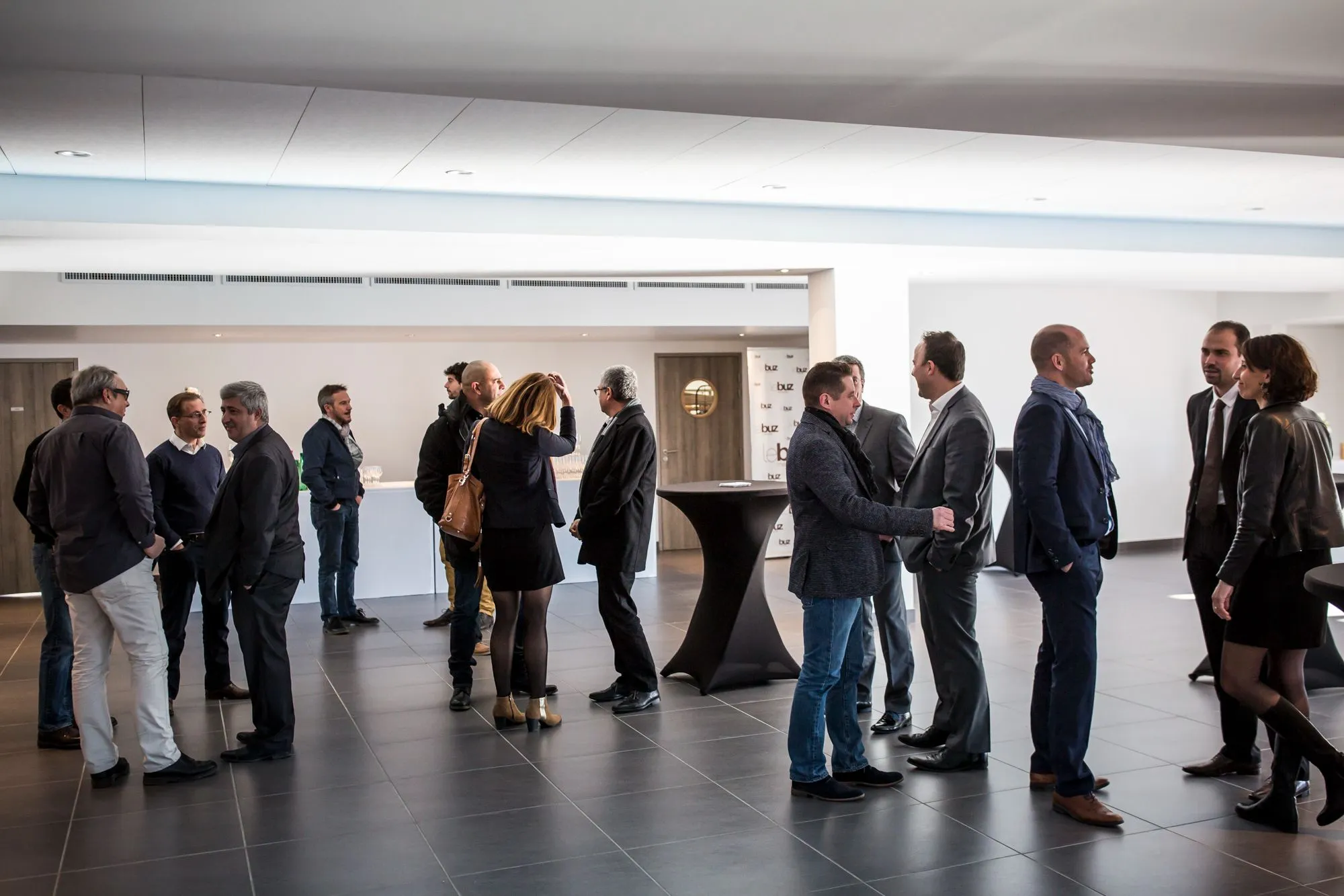 Invités arrivant dans un espace de réception lumineux