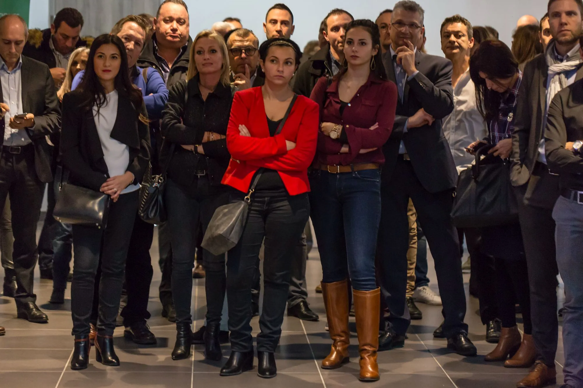 Collaborateurs écoutant les discours