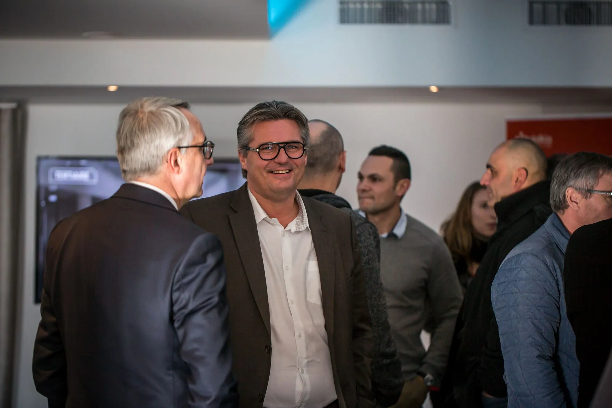 Invités en discussion pendant la réception