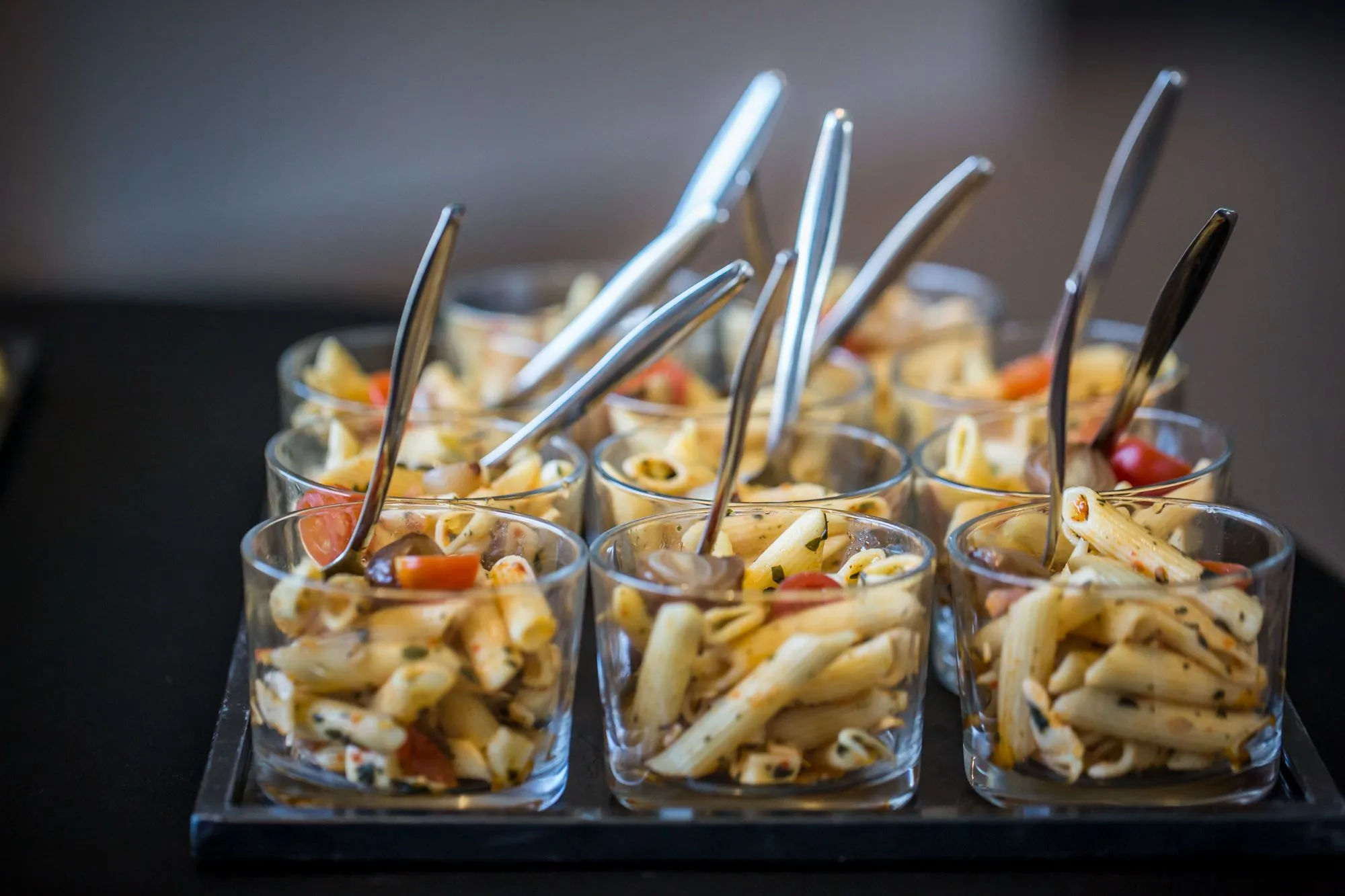 Verrines de pâtes servies au buffet