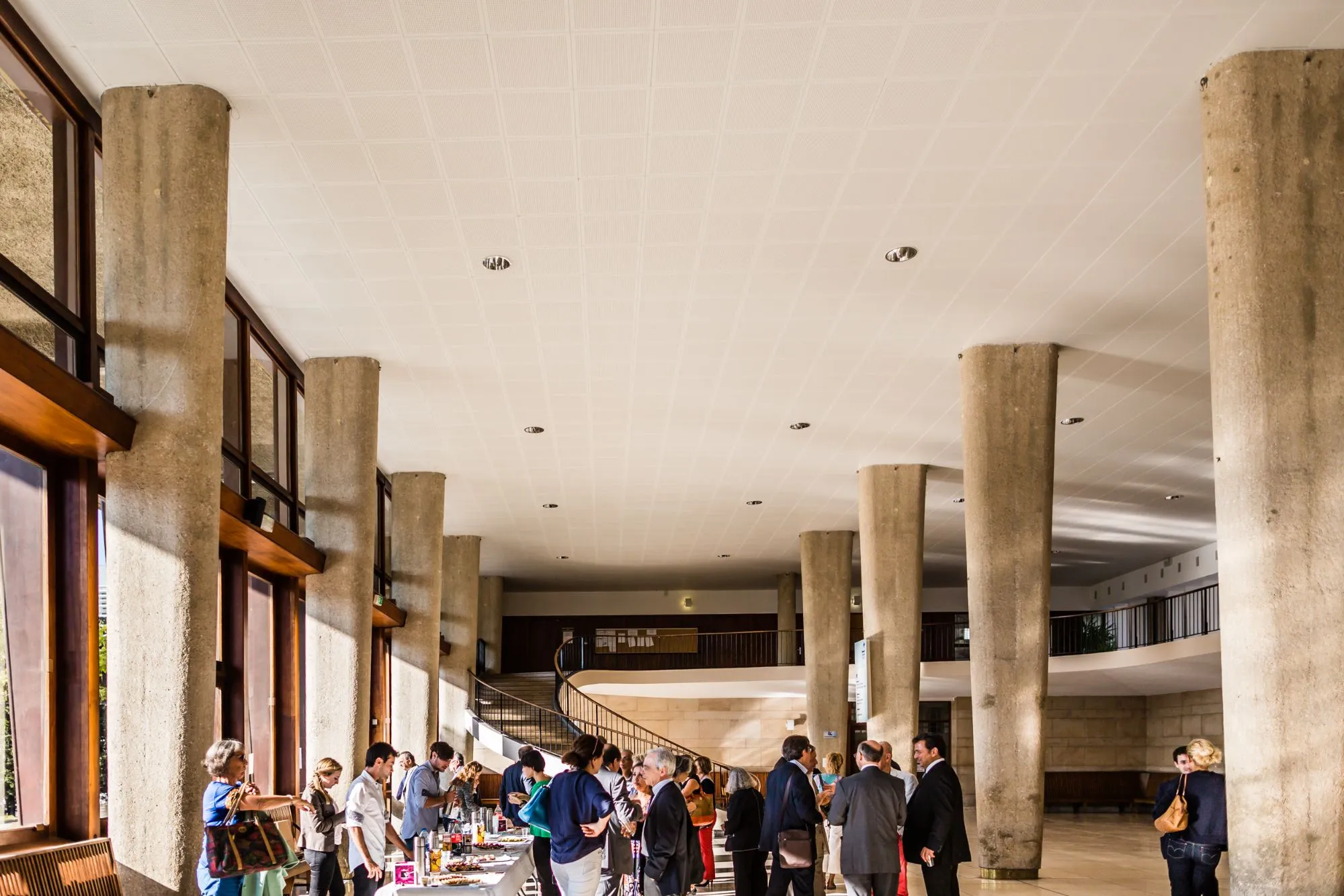 Participants dans le grand hall à colonnes pendant la pause