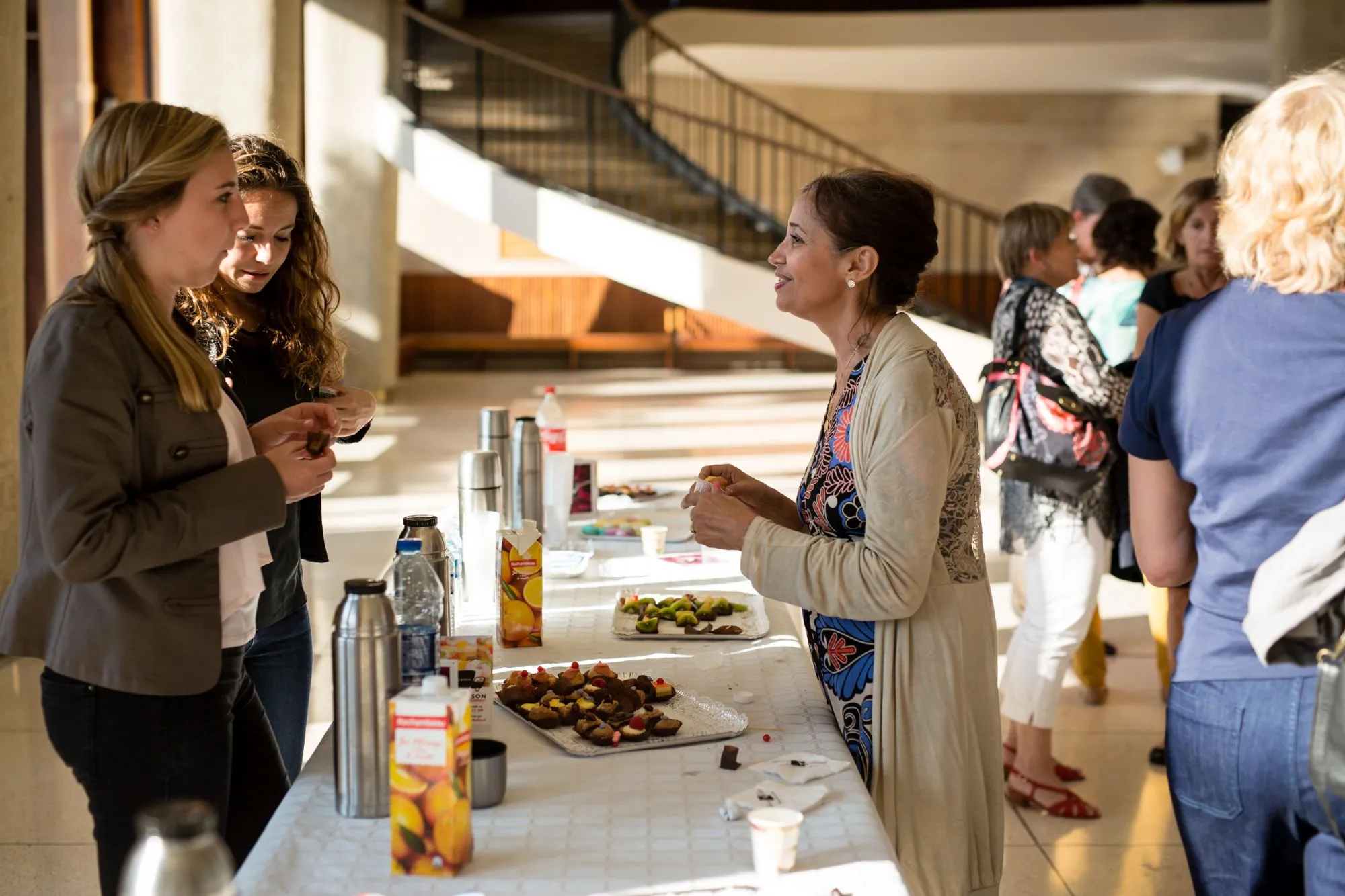 Échanges autour du buffet de la pause café