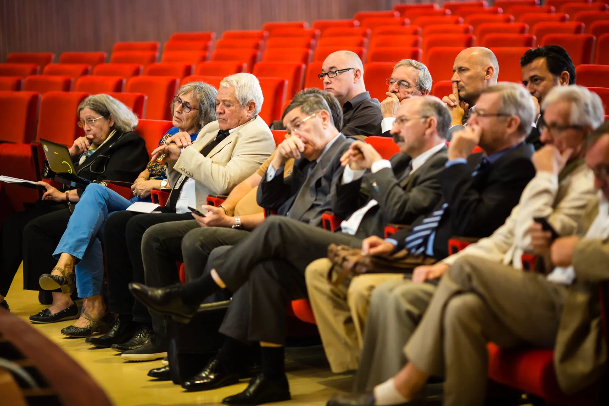 Rang de participants attentifs pendant une intervention