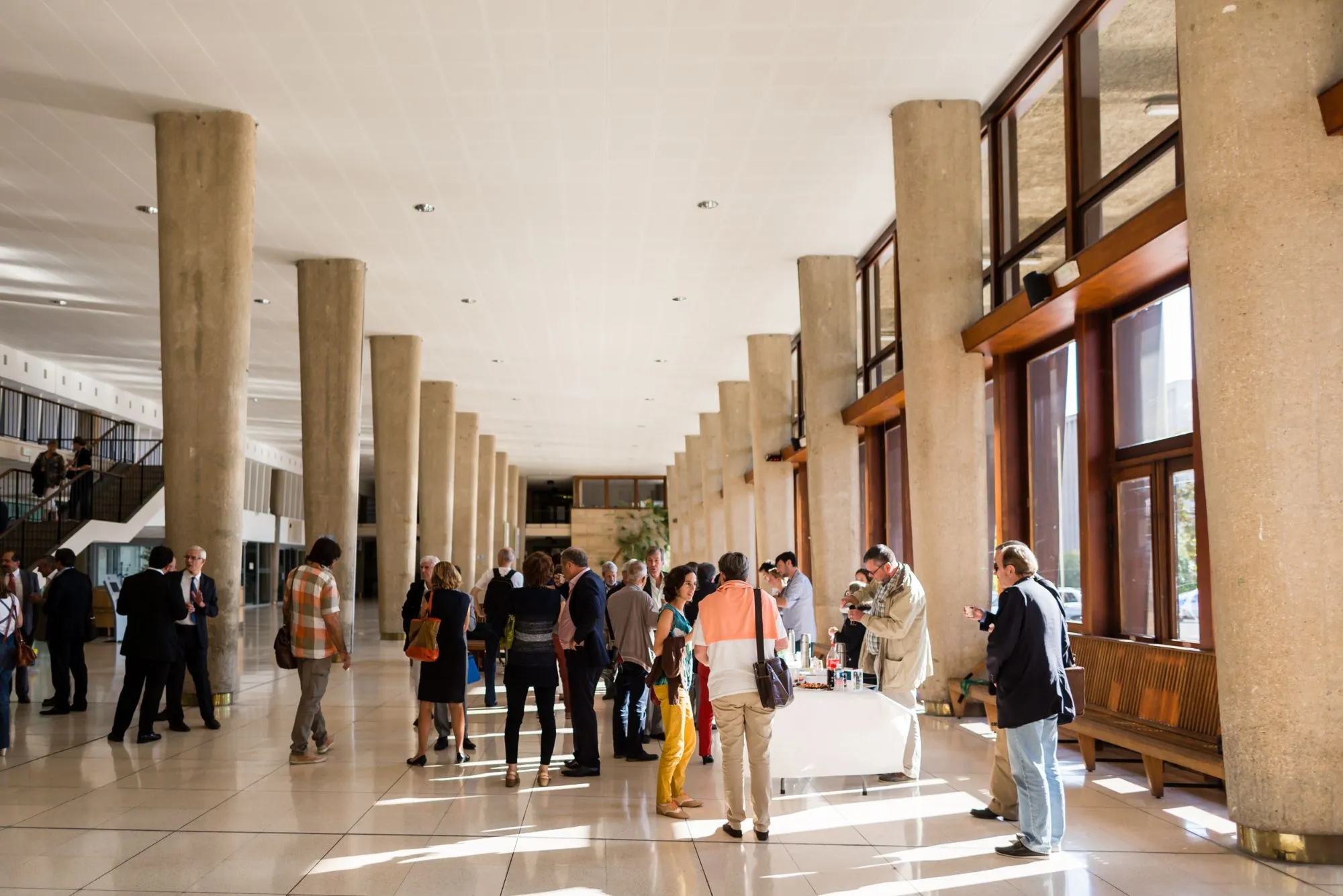 Grand hall à colonnes animé pendant la pause