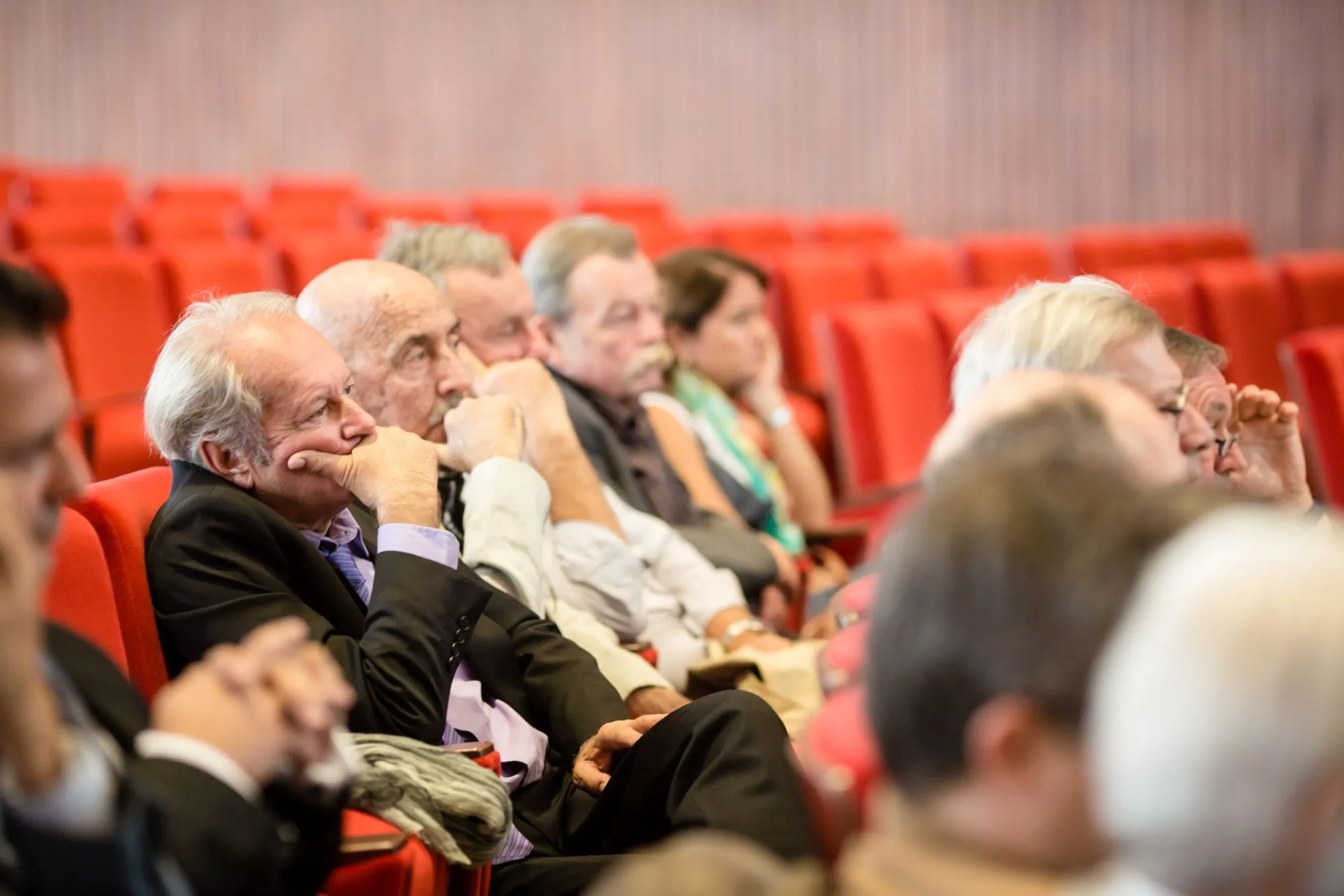 Participants concentrés pendant les échanges