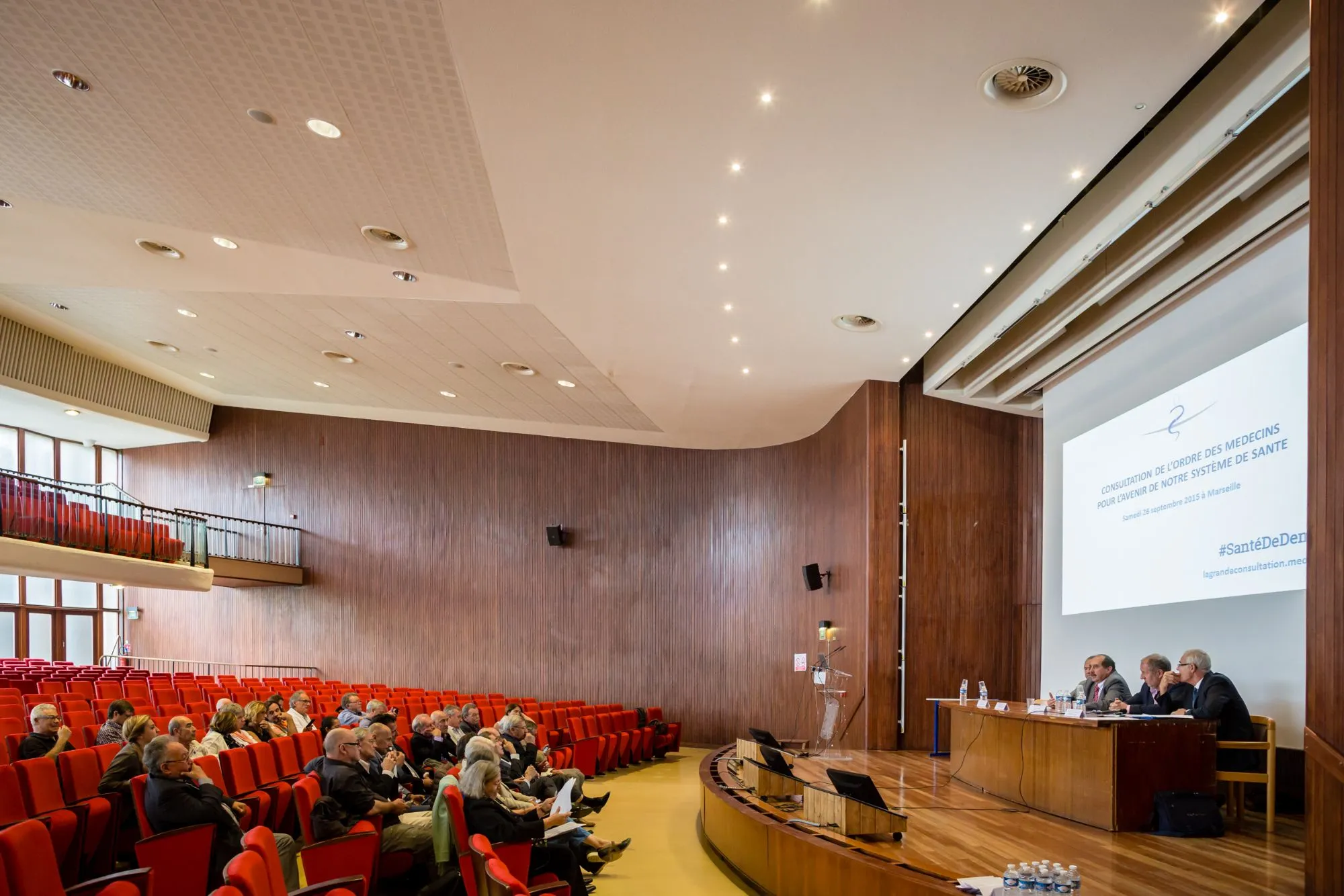 Tribune et public dans l'amphithéâtre, vue latérale