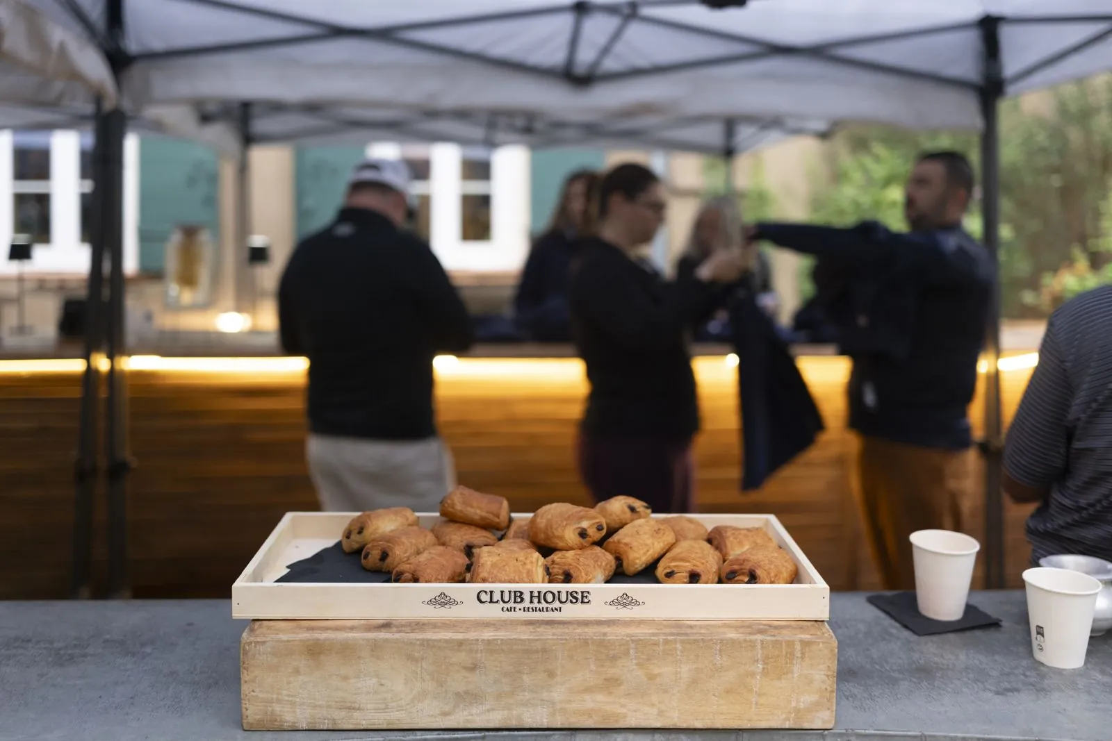 Caisse de viennoiseries du club house posée sur le comptoir d'accueil