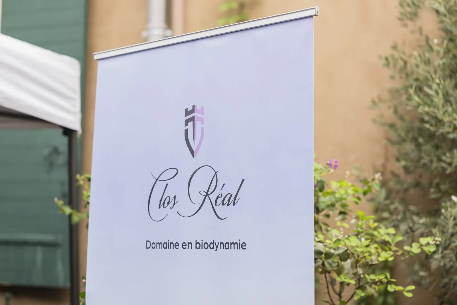 Kakémono d'un domaine viticole en biodynamie dans la cour du club house