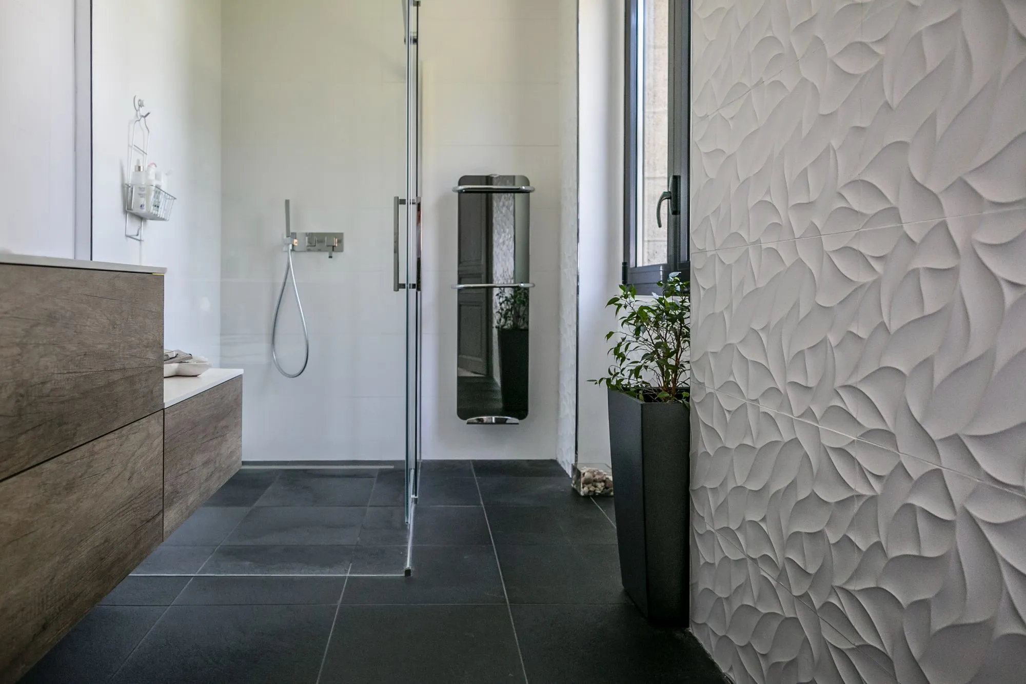 Salle de bain en pierre sombre et bois, douche à l'italienne