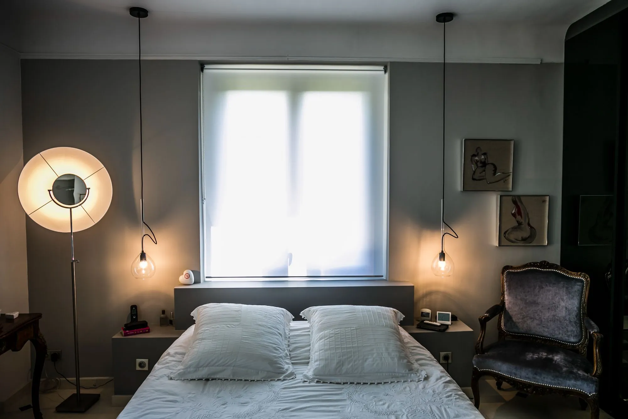 Chambre aux tons gris éclairée par deux suspensions