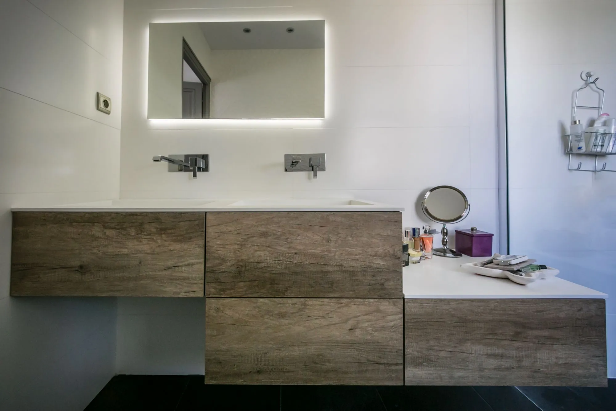 Meuble vasque en bois sous un miroir lumineux