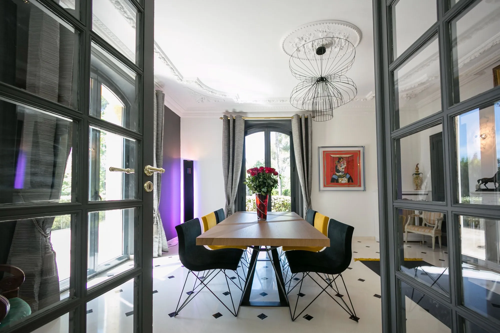 Salle à manger vue à travers une verrière