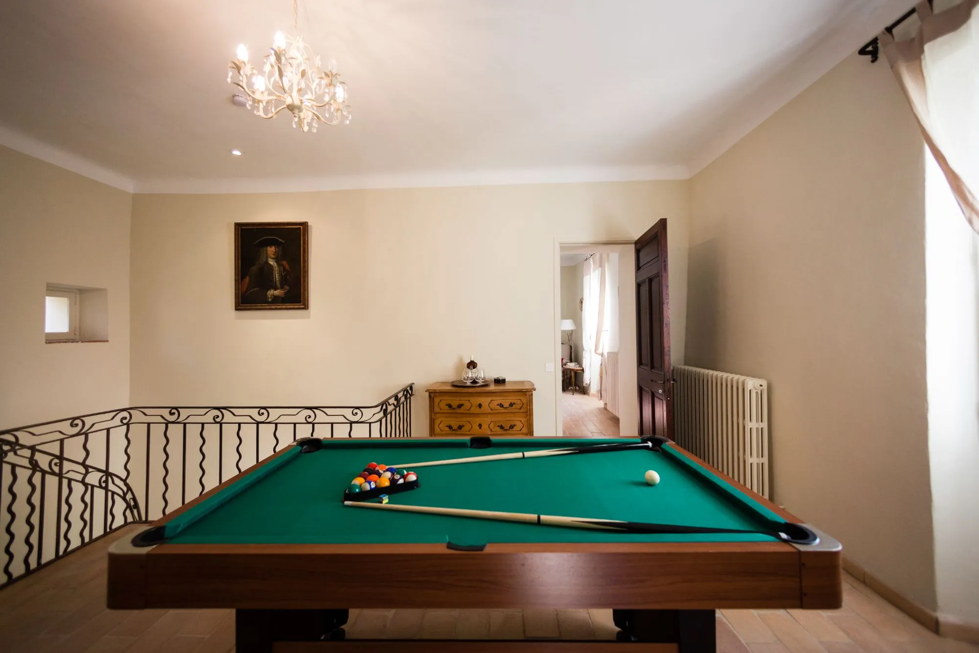 Salle de billard sous un lustre en cristal