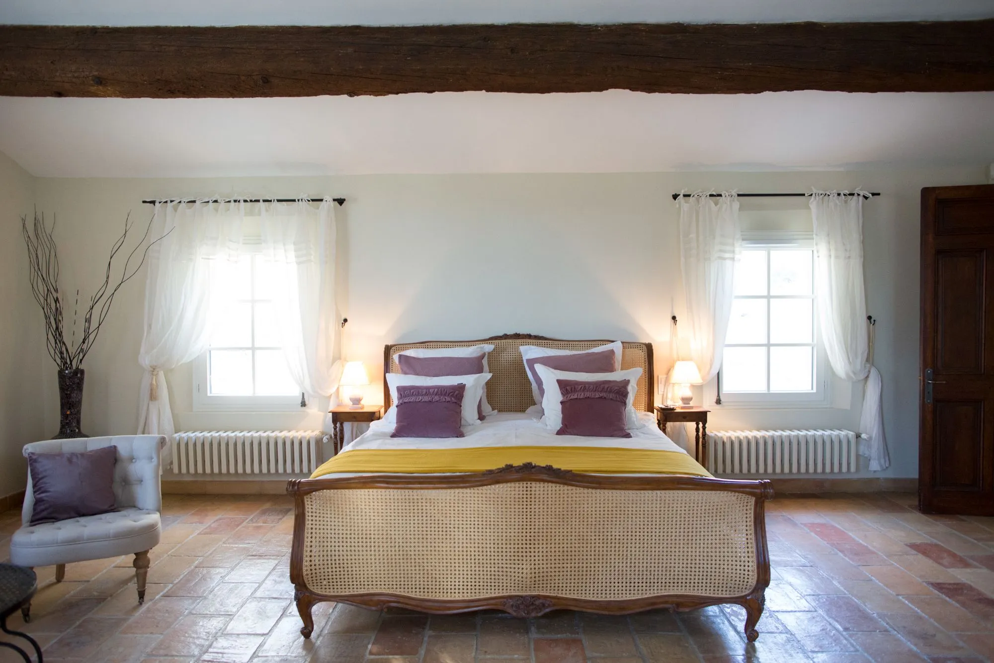 Chambre spacieuse sous poutres apparentes