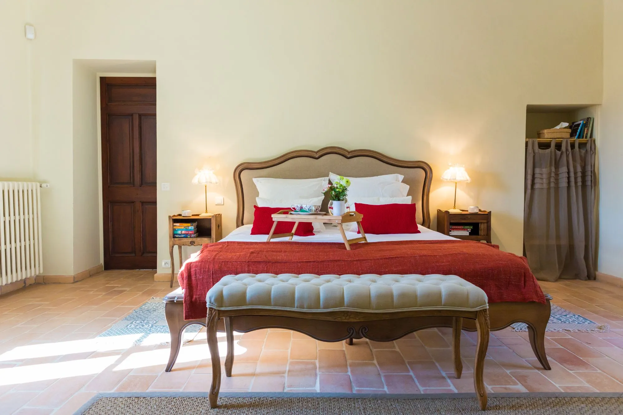 Chambre au lit en bois et linge rouge