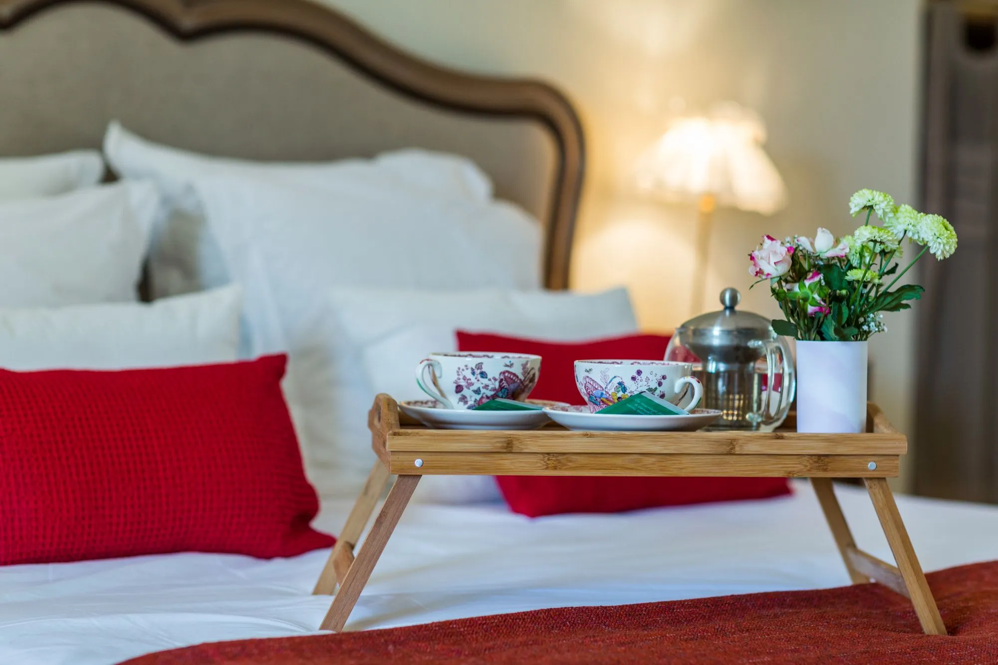 Plateau petit-déjeuner posé sur un lit
