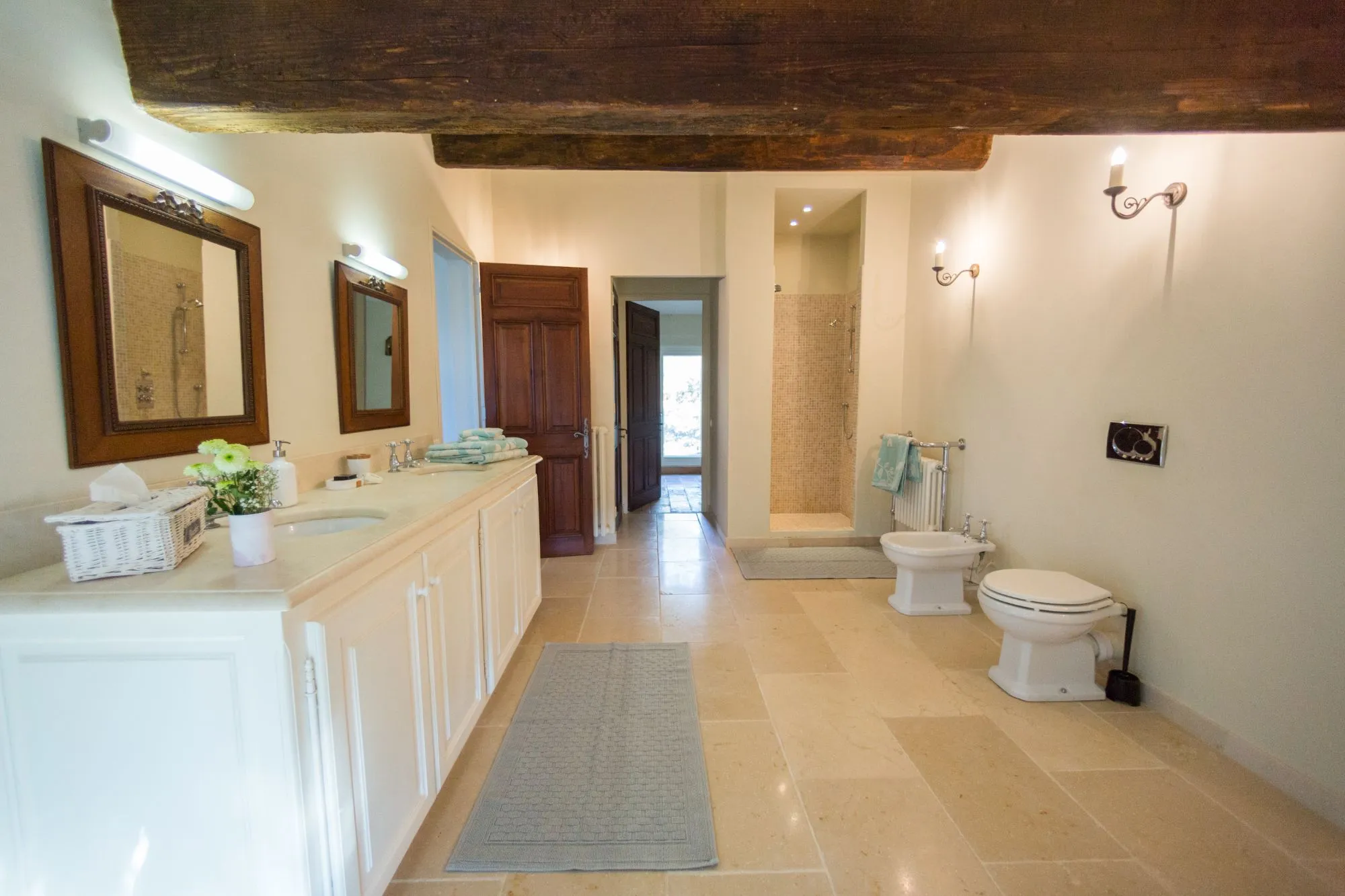 Salle de bain en longueur avec double vasque