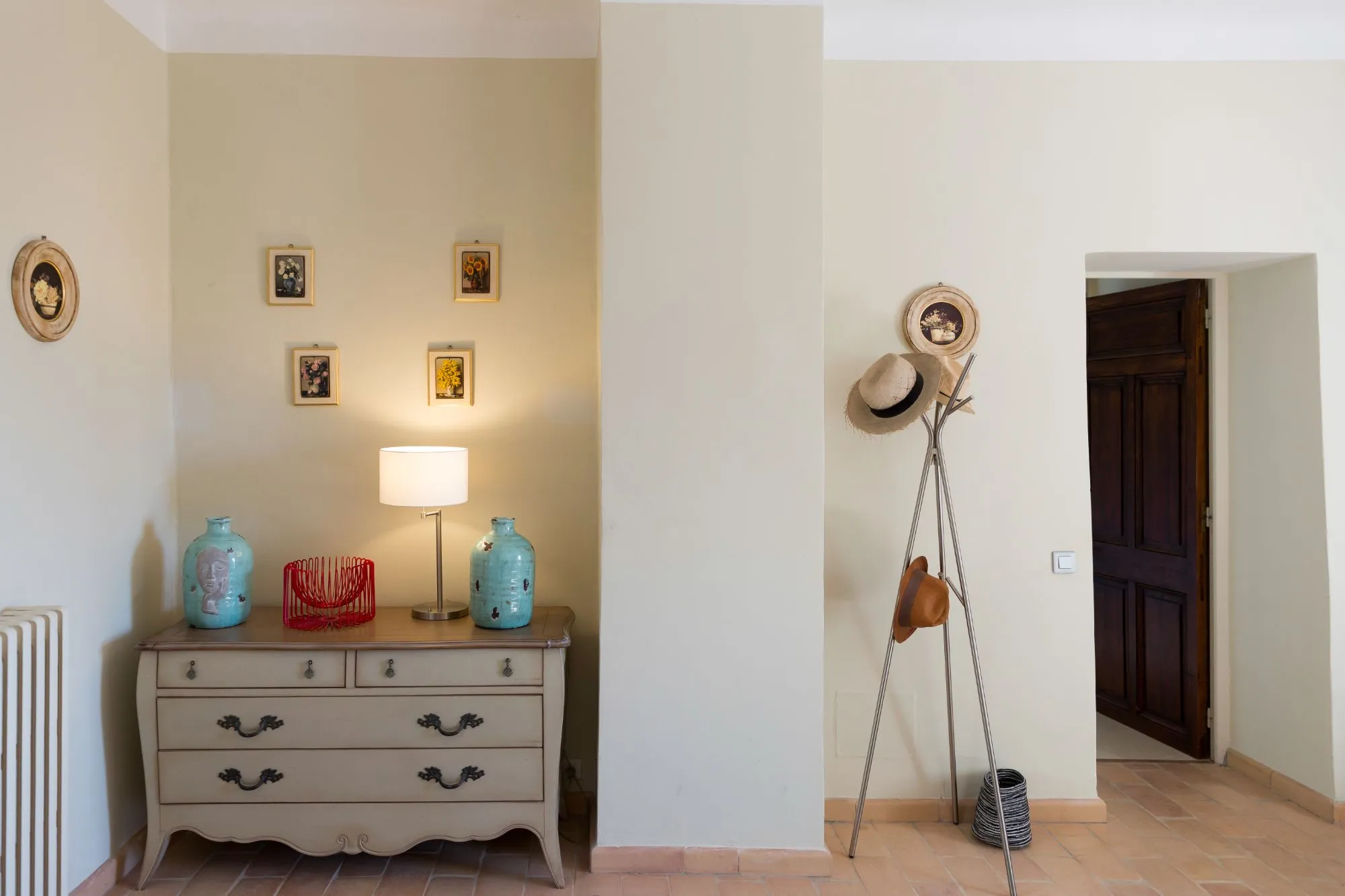 Entrée avec commode peinte et portemanteau