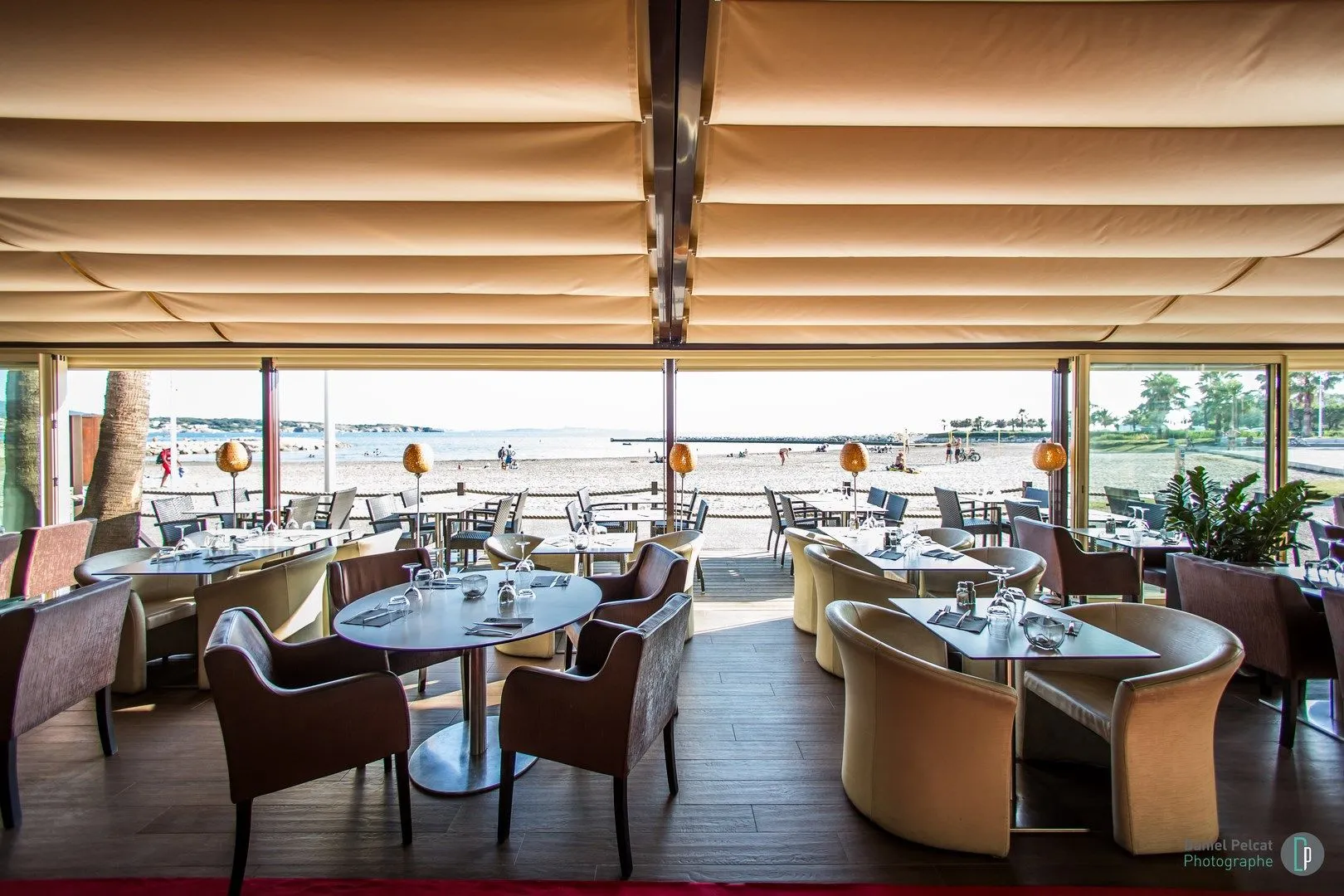 Salle de restaurant ouverte sur la plage