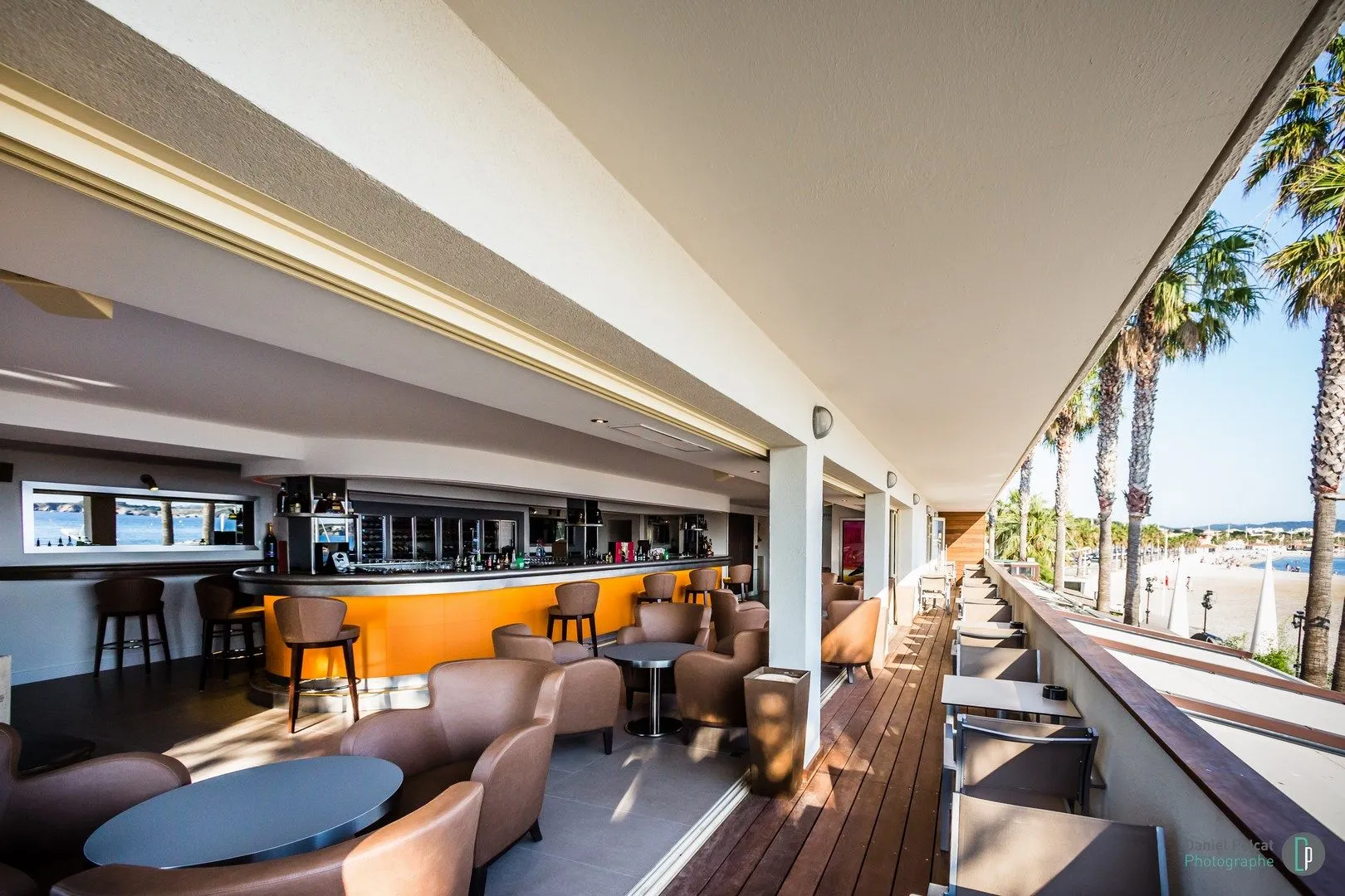 Bar et salon lounge ouverts sur la mer