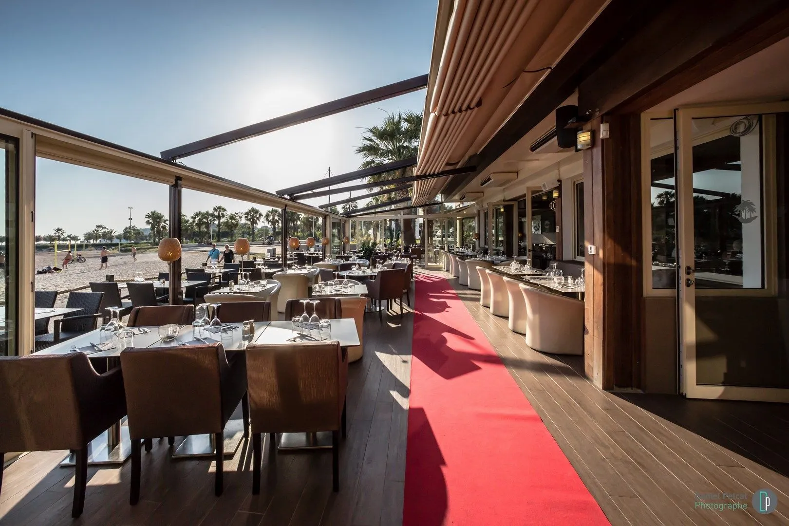 Terrasse couverte du restaurant en plein soleil