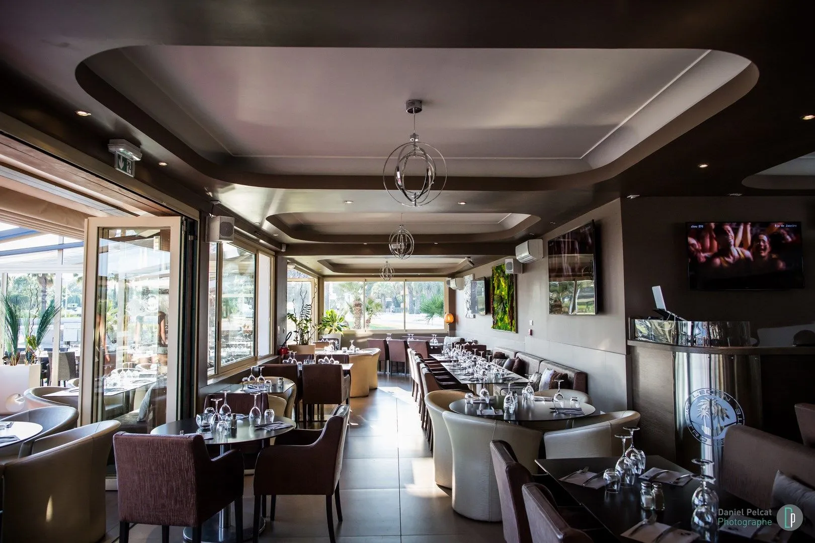 Salle intérieure du restaurant, tables dressées