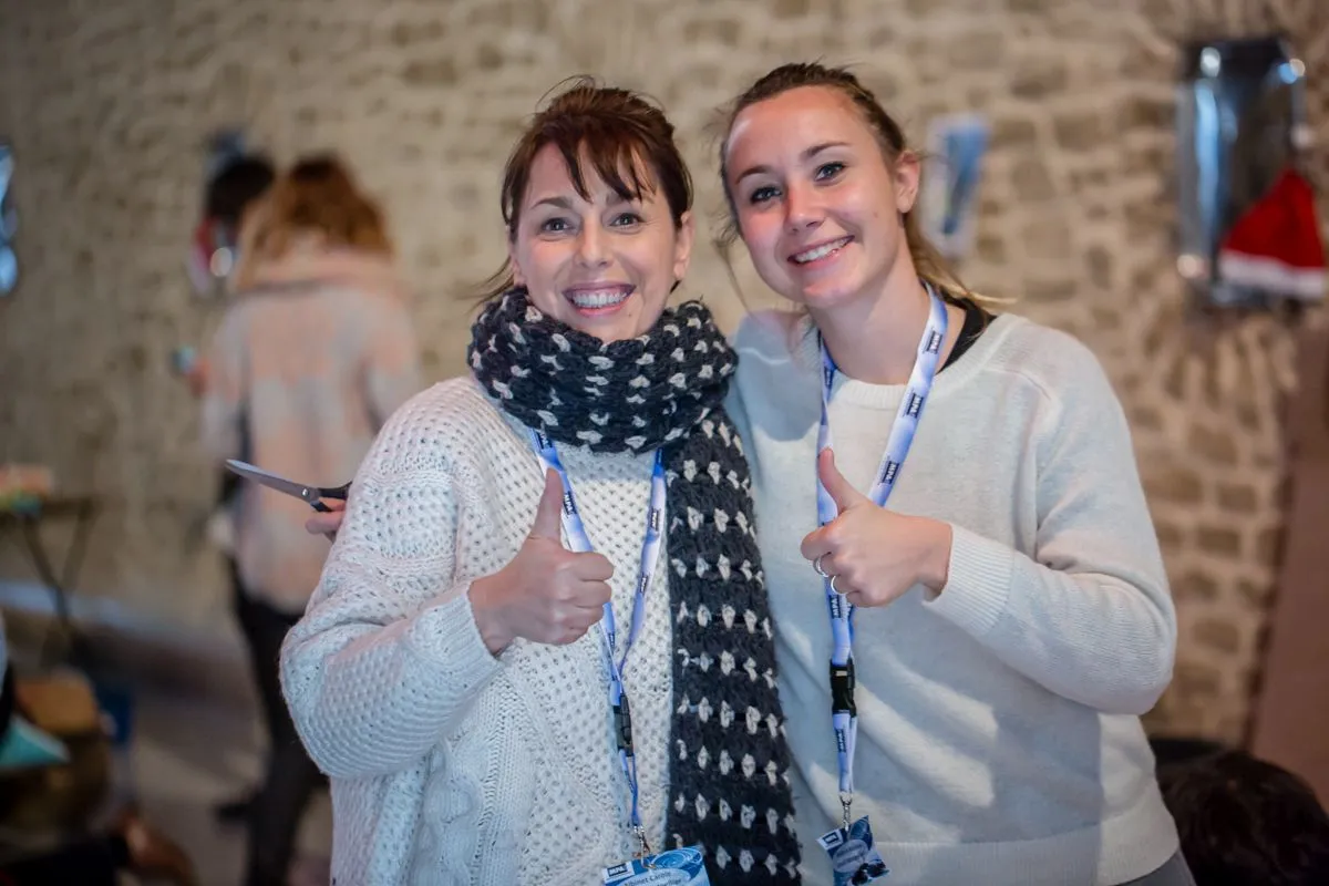 Deux participantes, pouces levés, pendant l'atelier