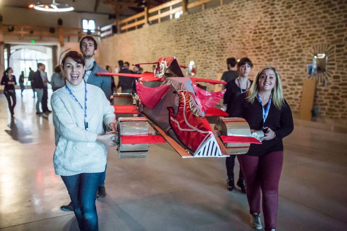 Participants transportant une construction en carton