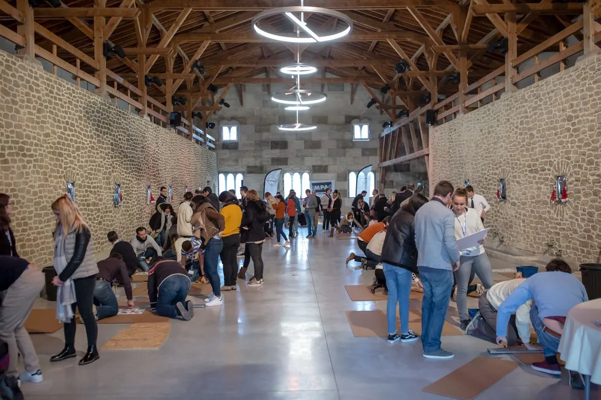 Équipes au travail au sol dans la grande salle à charpente