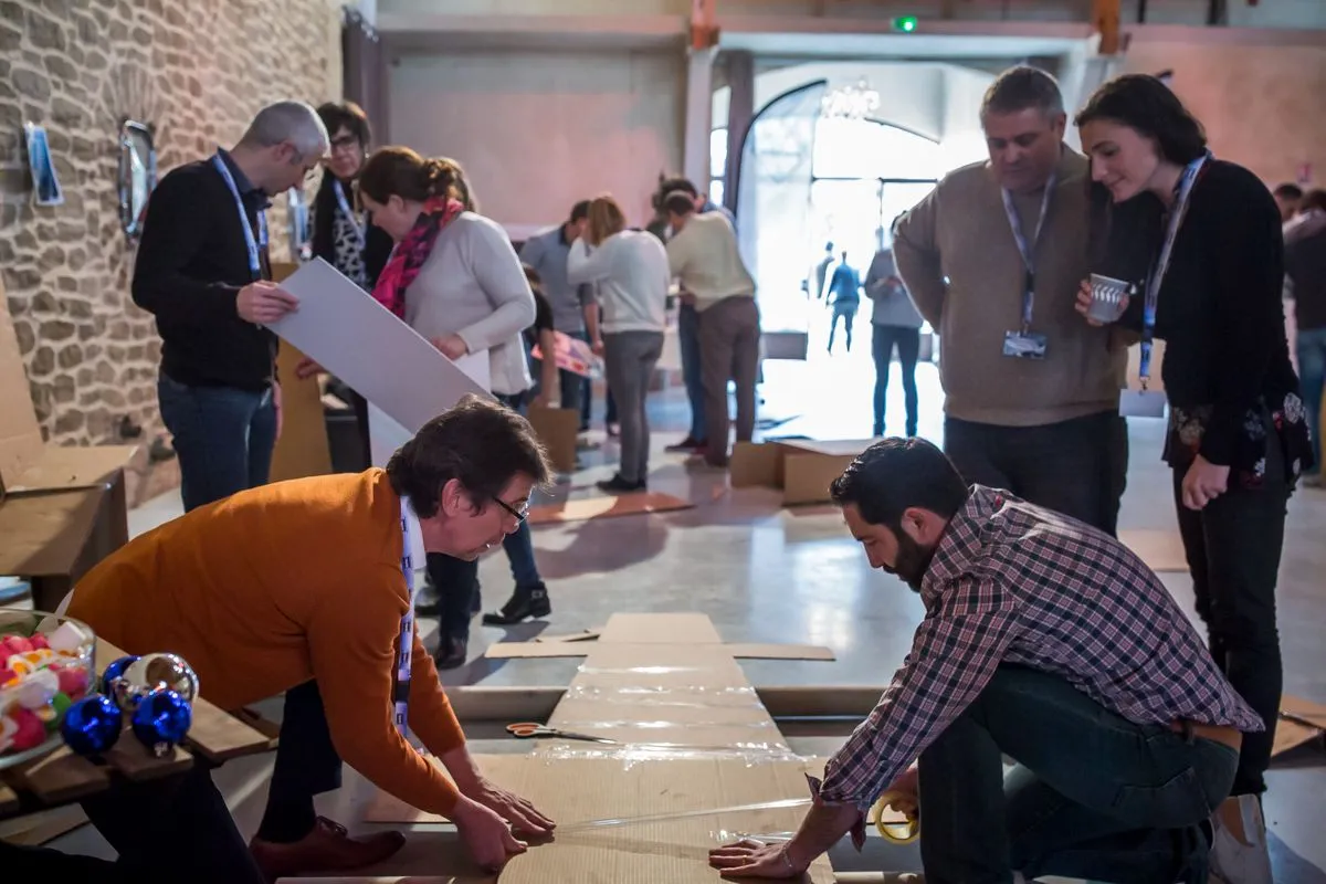 Participants assemblant des éléments en carton