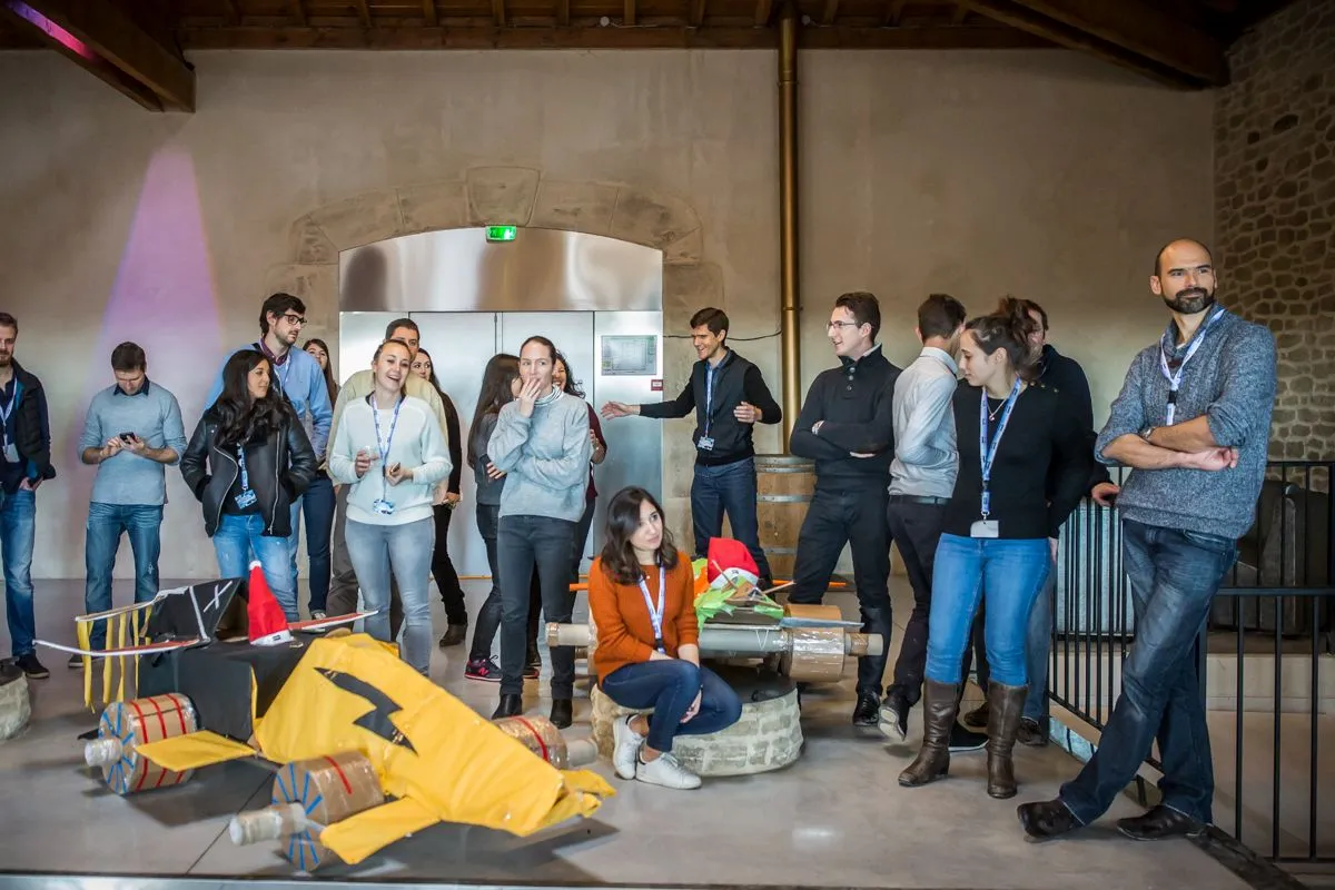 Participants rassemblés autour d'une construction au sol