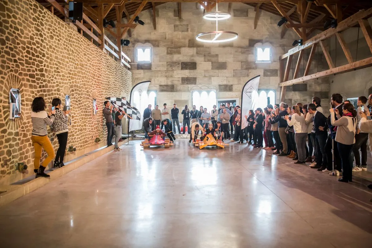 Groupe en cercle dans la grande salle en pierre